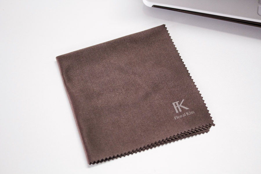 専用クロスでタッチパネルの汚れが気になったらすぐ拭ける