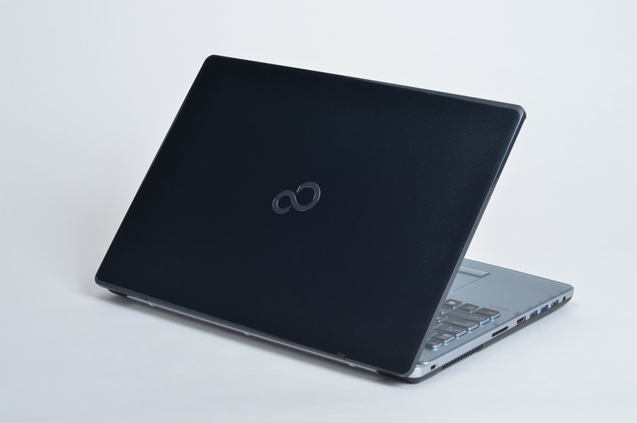 和の雰囲気もある重厚な天板