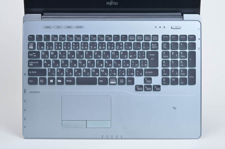 テンキー付きの広いキーボード