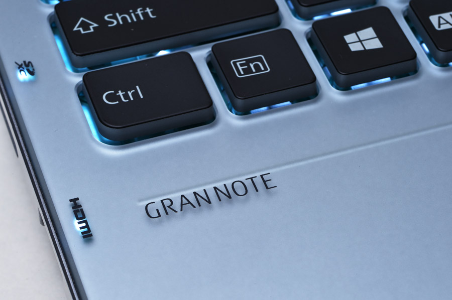 すりガラス調に加工されたアクリル板を貼り合わせたキーボード面