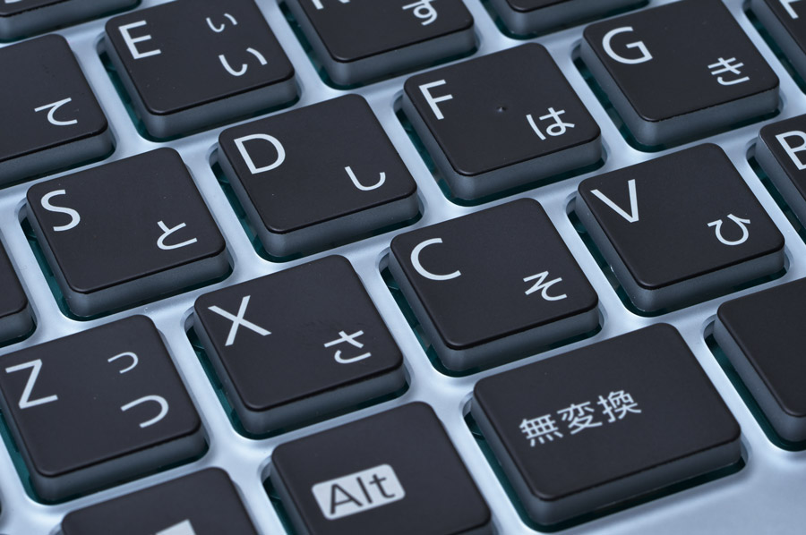 キートップは中央がほんのわずかにくぼんでおり、指先になじむ感触