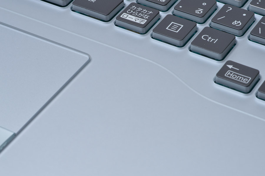 流麗なラインがあしらわれ高級感がある。手ざわりもよい