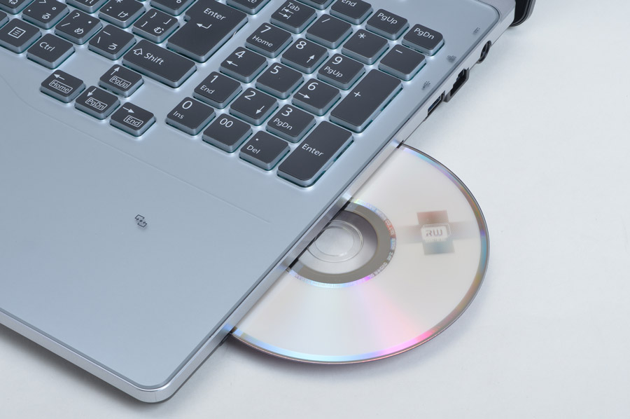 スロットインのBlu-rayドライブを搭載。大画面でBlu-rayの映像ソフトを鑑賞できる