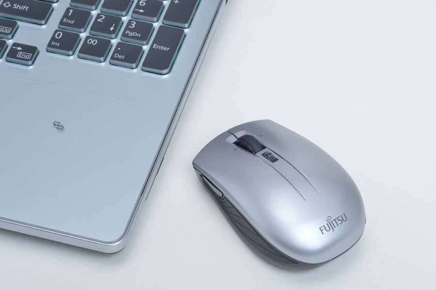 スタートボタン、戻る/進むボタン、拡大縮小機能などが使える「GRANNOTE」専用のワイヤレスマウスも同梱