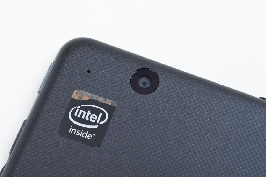 リアカメラ周辺。背面はすべりにくいディンプル加工がされている