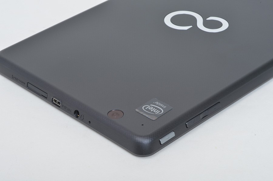 本体上部には、microSDカードスロットのほか、microHDMI、ヘッドセットに対応したヘッドホン端子が用意されている。本体右側面には上から電源ボタン、ボリュームボタンが用意されている