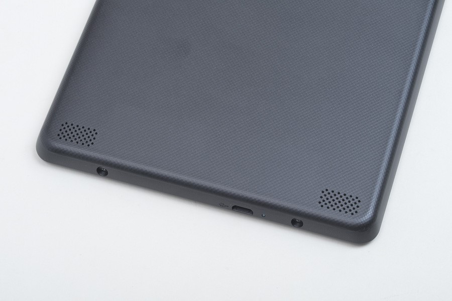 本体下部のmicroUSB端子に通常のUSBケーブルを使って充電できる