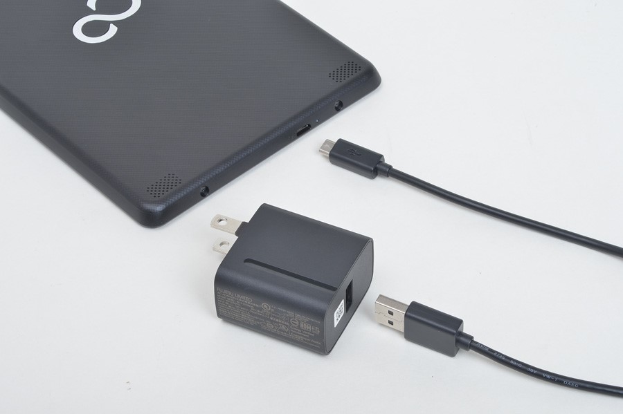 本体への給電は写真のアダプタを使って行なう。接続先は専用のものではなく、microUSBの端子だ