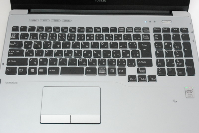 キーボードは日本語配列の108キー構成で、テンキーも用意