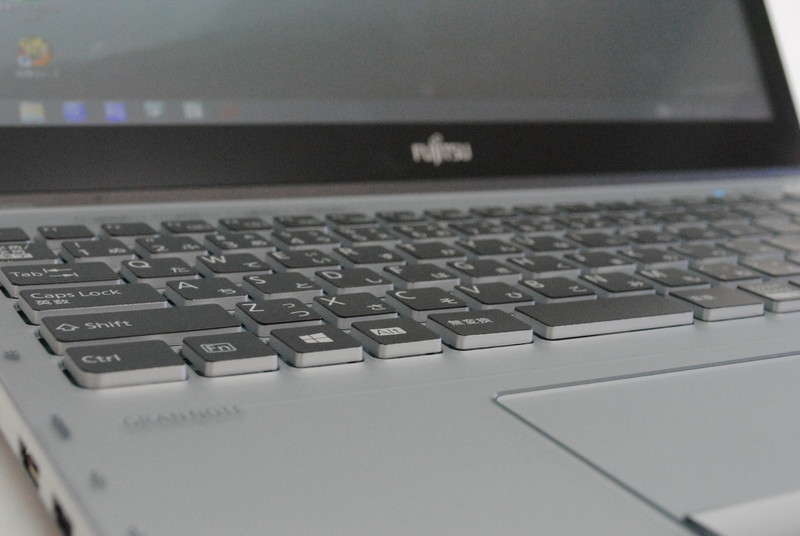 軽く押しても強めにタイプしても反応する深めのキー