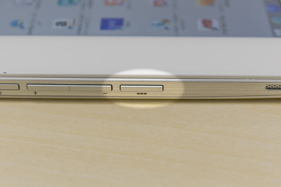 撮りたい画面で、本体左端の一番下にある「ショートカットボタン」を長押しします。シャッター音などは特に鳴らないので、3〜4秒ほどしっかり押してから離すのが確実です。(押す時間が足りないと「ステータスタッチパネル」が起動します。その場合はもう一度やり直せば問題ありません)