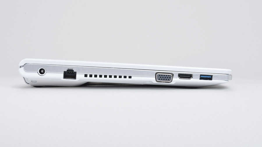 左側面部。HDMI出力端子やUSB3.0といったイマドキの端子に加え、有線LANコネクターやアナログのD-SUB15ピンも装備