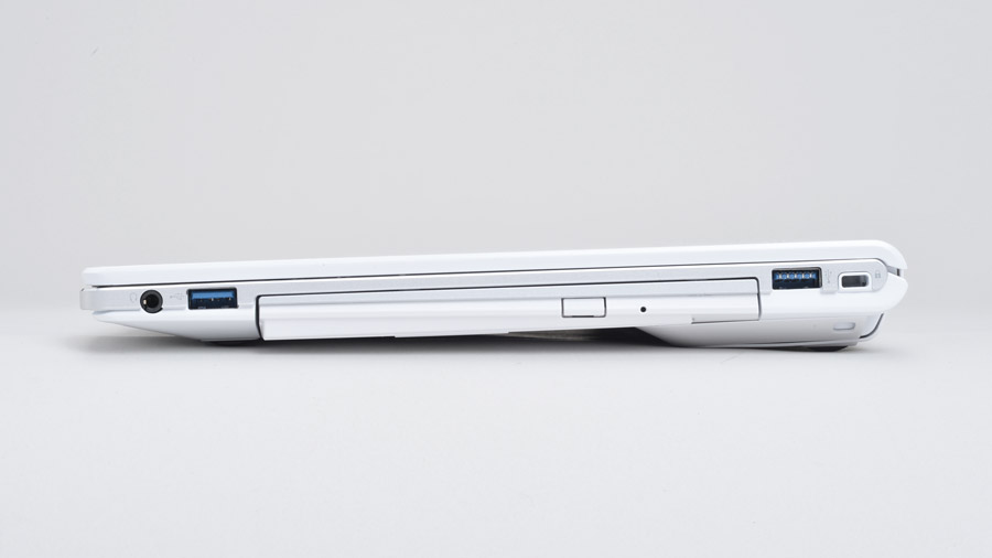 右側面部。オーディオ端子、USB3.0×2を装備。加えて様々なモジュールを挿入できるモバイル・マルチベイがある(写真ではスーパーマルチドライブを装備)