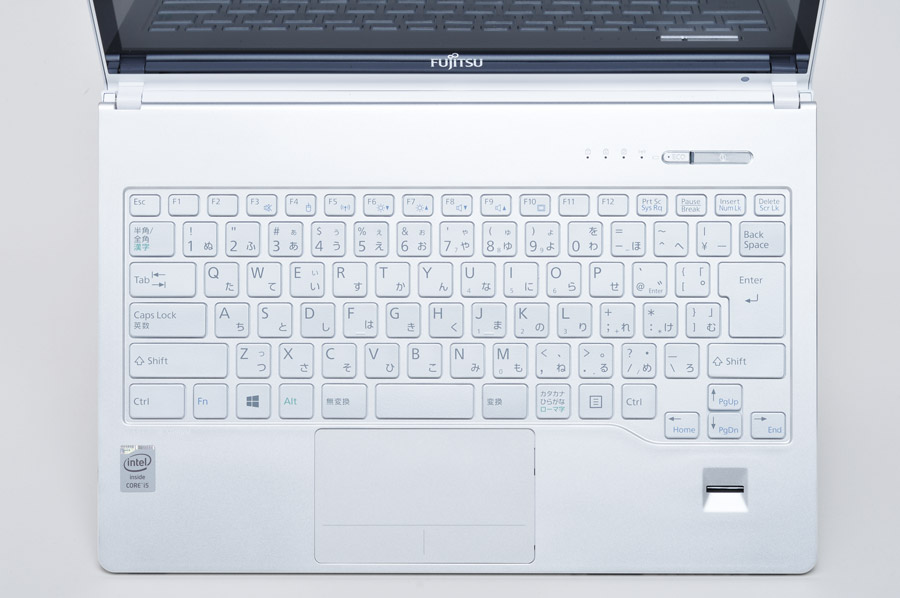 キーボード面は金属で、さらっとした肌触り