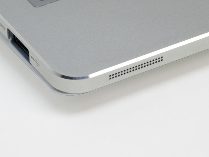 キーボード面の角は、エッジが切り落とされた"ダイヤモンドカット加工"