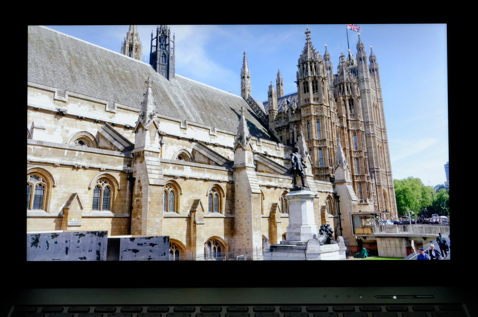 高解像度の画像も細部まで表現しきるWQHDサイズの「IGZO」ディスプレイ