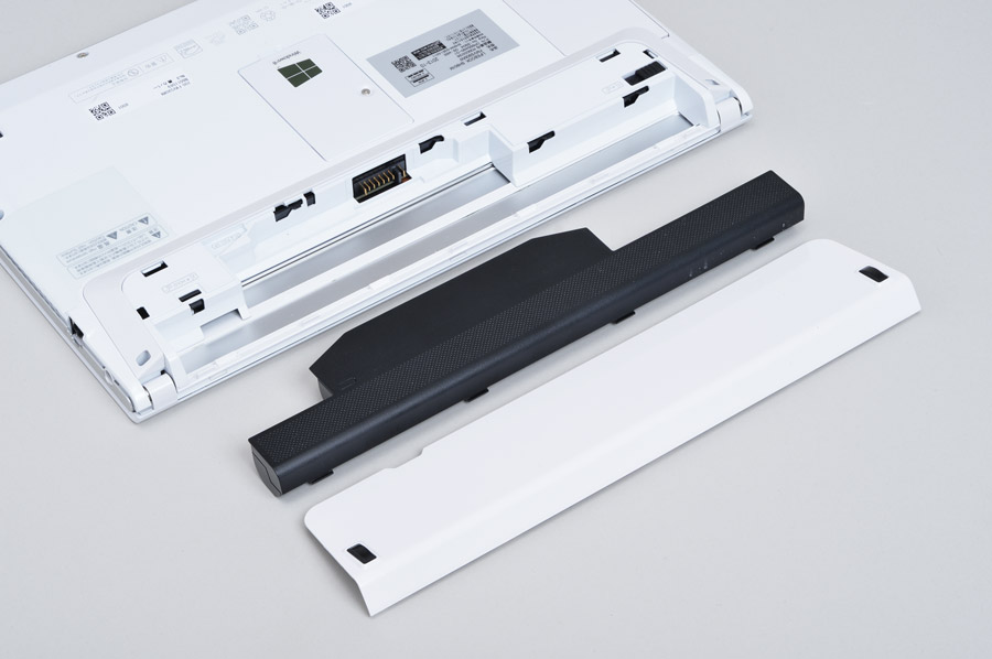 約21.1時間動作する大容量のメインバッテリは取り外しも可能