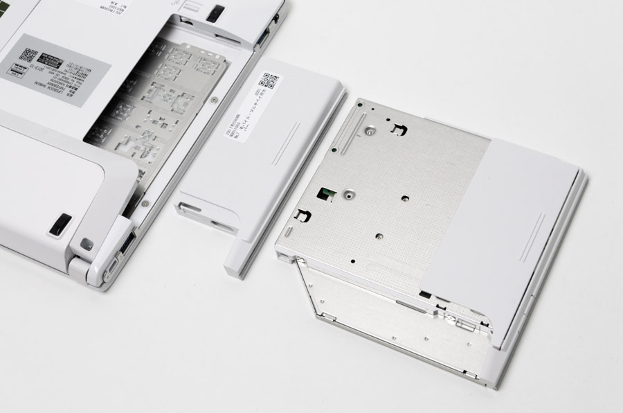 モバイル・マルチベイを増設用バッテリ(オプション)に換装すれば、駆動時間は28時間以上に