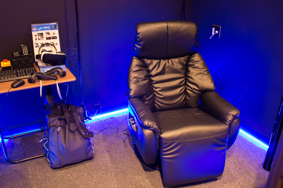 「VRスタジオ3」ではGear VRで再生する動画の音響に合わせて振動するボディソニックチェアを体験