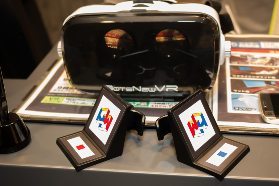 メガハウスのVRヘッドセット「BotsNew VR」も体験可能。ヘッドセットの前にかざすことでコントローラーになるARマーカーが特長で、専用のゲームコンテンツも用意される