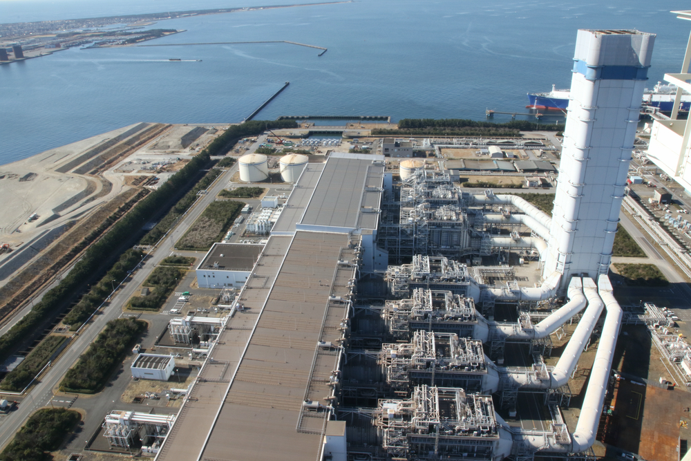 富津火力発電所。全21基あるLNG発電機のうちの最新7基。手前4基が1,300℃級コンバインドサイクル（ACC）式、奥3基が2010年から運転している1500℃級コンバインドサイクル（MACC）式