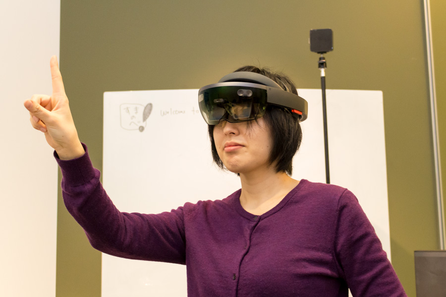 HoloLensを使う加茂さん。HoloLens未体験だった筆者も実際に使わせてもらい、その未来感に圧倒