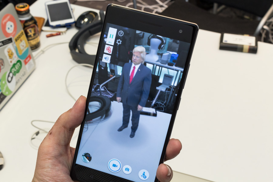 Google Tango対応のスマートフォンのデモで、机の上に大統領っぽい人を表示。HoloLensのようなMRをスマホで気軽に体験できます