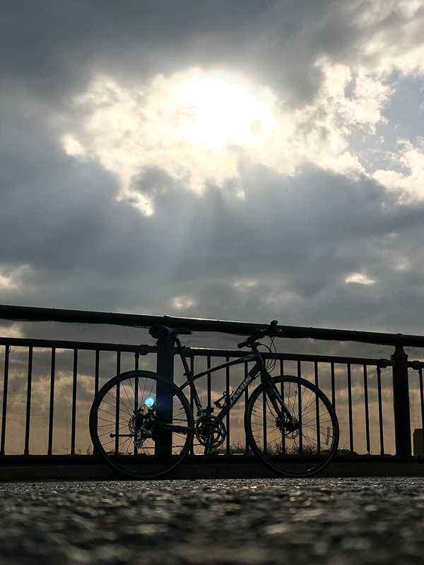 これはまだ初めて間もない頃。江ノ島に行ったときの様子。きれいな景色を楽しめるのも自転車の魅力です