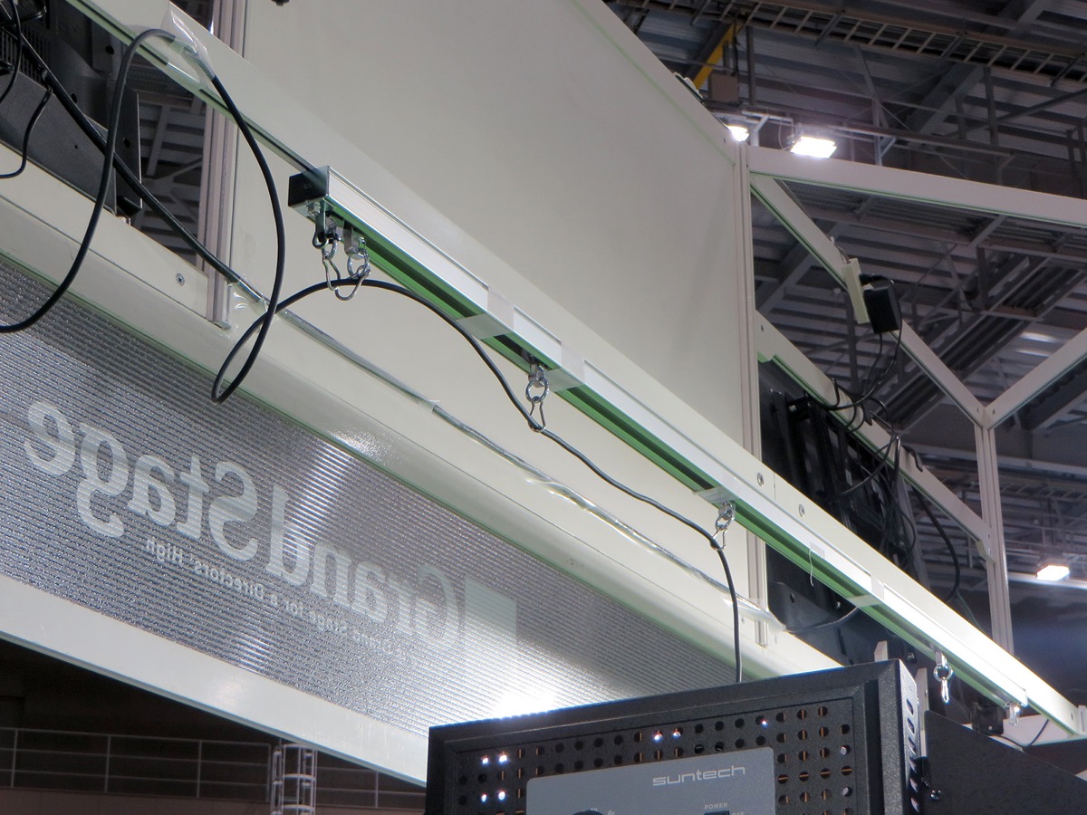 設置サービスには、VRのヘッドマウントディスプレイとPCをつなぐケーブルを天井に設置するためのレールシステムが含まれている