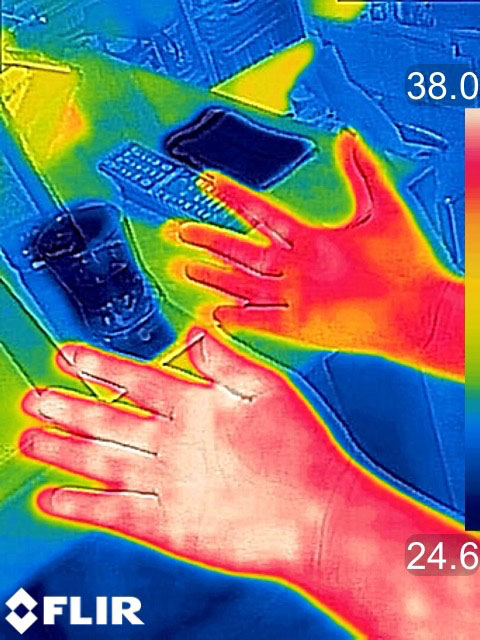 男性の手と女性の手の温度を見たところ。この場合、女性の手のほうが温度が低いことがわかります。最小で0.1℃の温度差を検知できるそうです