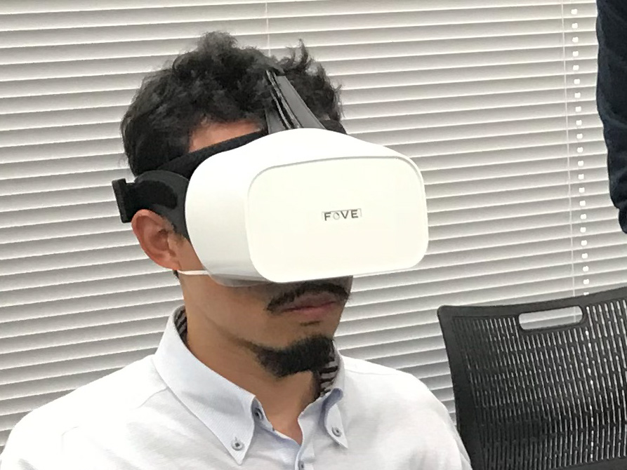VRヘッドセットとしては視線追跡対応の「FOVE 0」を採用