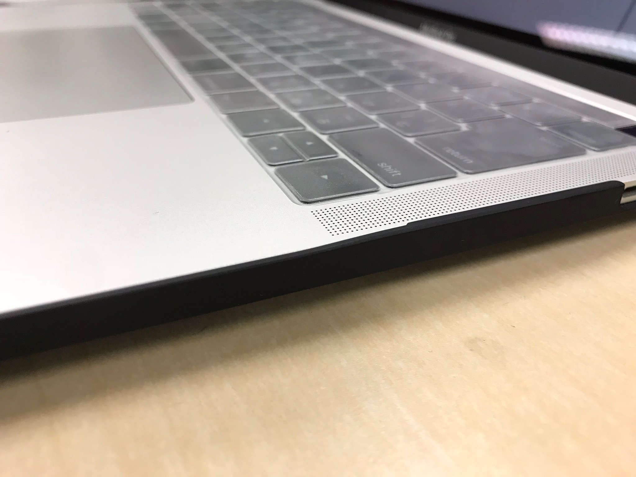 キーストロークがめちゃ浅なMacBook Proのキーボード。いや、ストローク自体は多分悪くないんですが……