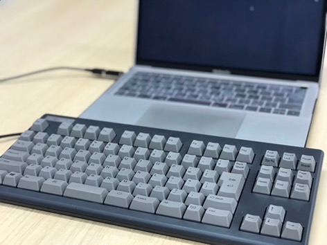 最高に疲れにくいキーボード「RealForce 91UG-S」を接続。ただ、Mac本体のタッチパッドが使いづらくなるので、ポインティングデバイスをどうするか問題が浮上……