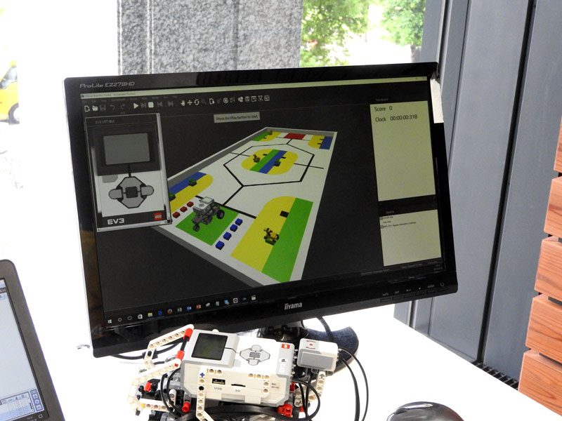 Virtual Robotics Toolkitの展示。レゴ マインドストームをPCでシミュレーションすることができる