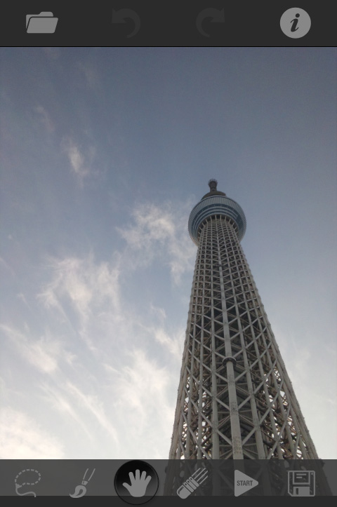 東京の新しい観光名所、スカイツリー。634mの巨大な塔は、青空のなかに映え、巨大建造物独特のオーラと存在感があります