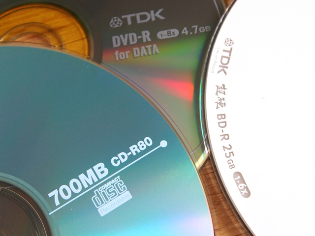 CDからブルーレイまであらゆるディスクに対応しているので、相手の環境に合わせたデータ保存ができます
