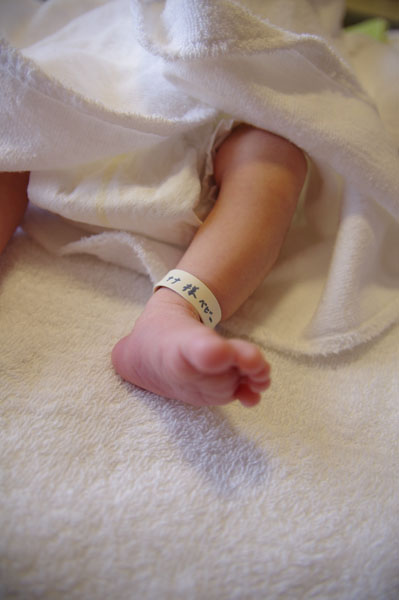 病院では赤ちゃんの足にママの名前を書いたタグが付けられています。こんなシチュエーションはなかなかないので記念にパチリ
