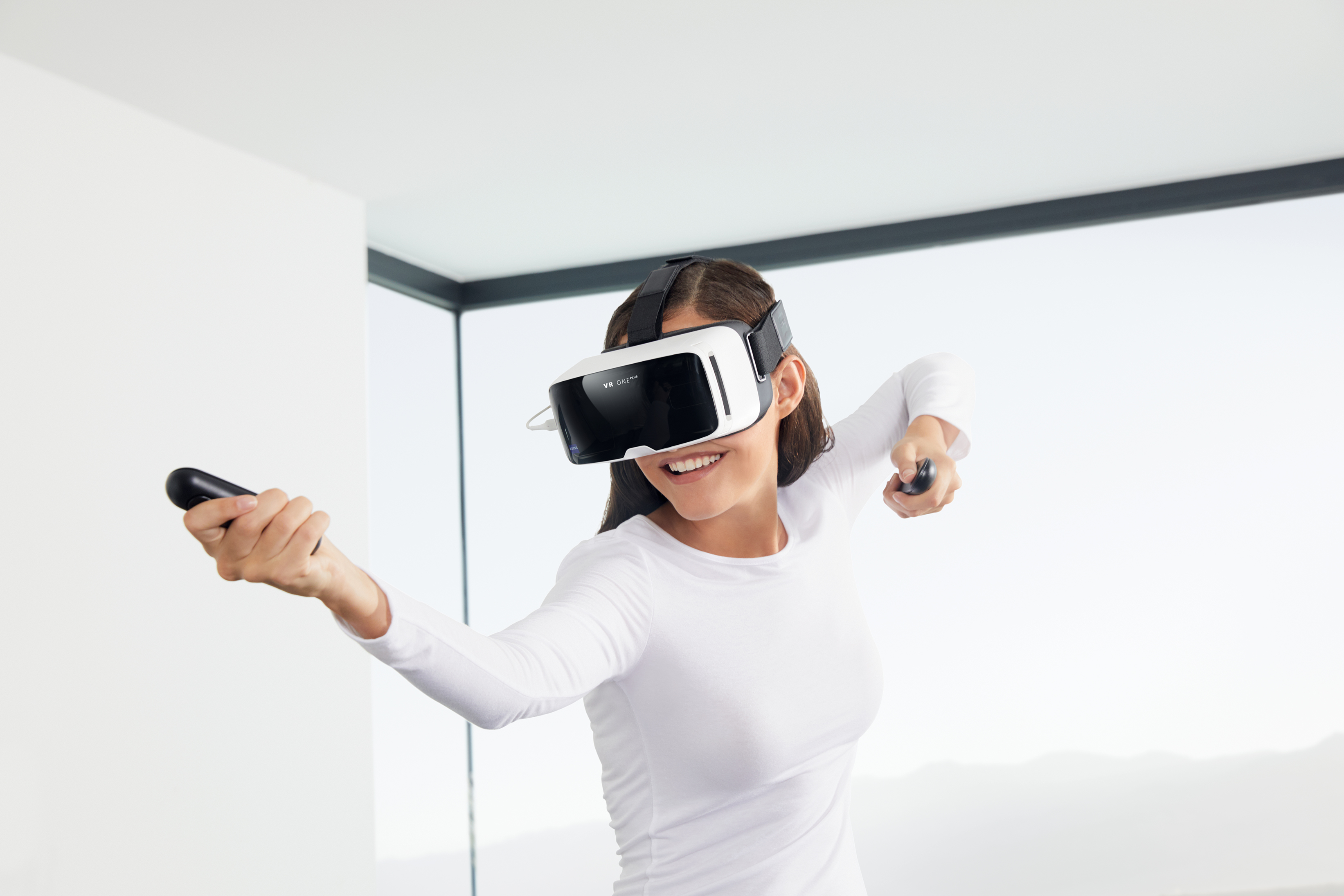 スマートフォンでPC向けのハイエンドVRが遊べる「ZEISS VR ONE Connect