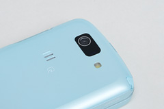 メインカメラは有効画素数804万画素のCMOSカメラを搭載