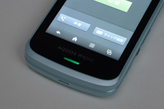 液晶画面下部に、7色に光るお知らせランプを搭載