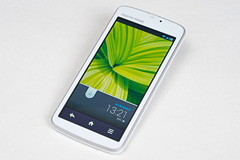 4.2インチのメイン液晶と、常時表示可能なメモリ液晶を搭載