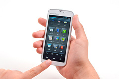 本体サイズは、幅約65&times;高さ132&times;厚さ8.9mm（最厚部約10.9mm）