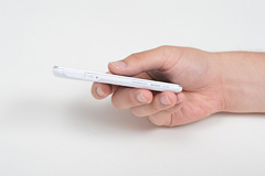 本体サイズは、幅約65&times;高さ132&times;厚さ8.9mm（最厚部約10.9mm）