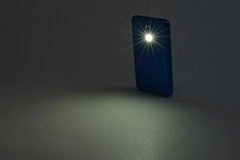 暗いシーンでの撮影や簡易的なライトとして使用できる、モバイルライトを搭載