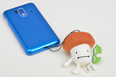 本体下部にはストラップホールを備える