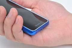 背面とボディ周囲をラウンドさせ、しっかりホールドできる