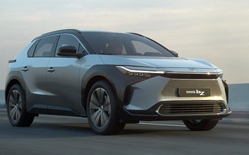 トヨタ、新型EV「bZ4X」 異形ハンドル・ルーフソーラー発電など先進
