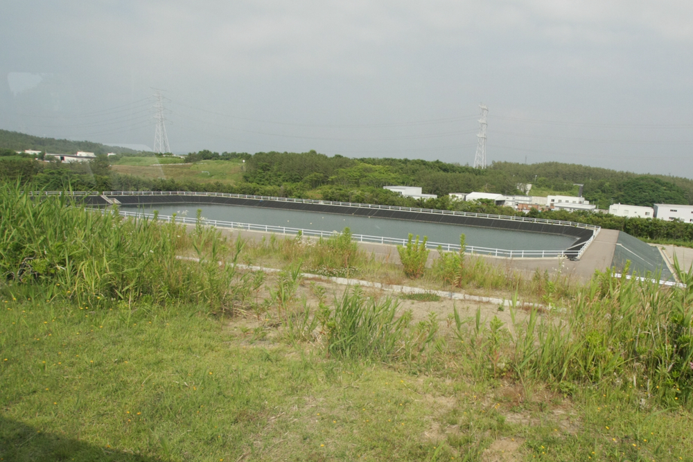 施設を建てるときに掘り出した土で人工の山を作り、海抜45mに貯水池が設けられている