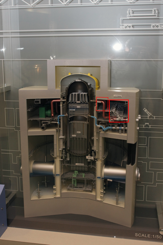 模型上部右側の部分が主蒸気隔離弁。赤いパイプが発電用タービンに高圧蒸気を送り込み、発電し終えた蒸気を水に戻し原子炉に注水するのが水色のパイプ