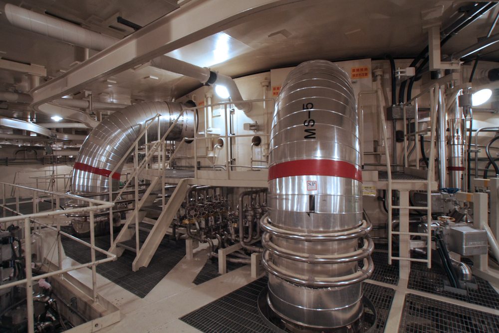 温められた蒸気は、巨大な配管を通じてタービン建屋に放出され発電機を動かす